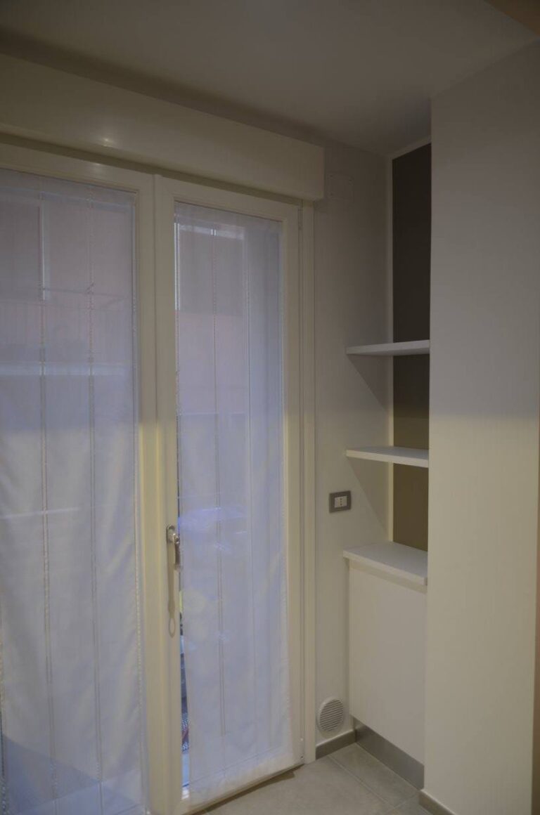 Benvenuti a casa di Simone e Gabriella che hanno scelto di arredare la zona giorno armonizzando al meglio l'eleganza del bianco, del nero e del grigio con il fascino senza tempo ed il "calore" del legno naturale.
