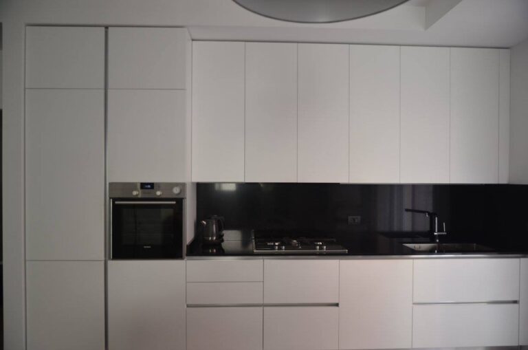Benvenuti a casa di Simone e Gabriella che hanno scelto di arredare la zona giorno armonizzando al meglio l'eleganza del bianco, del nero e del grigio con il fascino senza tempo ed il "calore" del legno naturale.